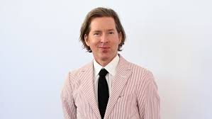 Anderson, sinema dünyasında kendine has bir dil geliştirmiştir. Renkli, simetrik kompozisyonları, nostaljik atmosferleri ve sıradışı karakterleriyle bilinir. Bu özellikleriyle Hollywood'un ana akımından farklı bir yer edinmiştir. The Royal Tenenbaums (2001), The Life Aquatic with Steve Zissou (2004), Fantastic Mr. Fox (2009) gibi yapımları, onun bu stilini en iyi şekilde yansıtan örneklerdir.