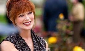 Frances Fisher, oyunculuk kariyerine tiyatro sahnelerinde başlamıştır. Actors Theatre of Louisville gibi önemli sahne topluluklarında yer alarak deneyim kazanmıştır. Tiyatro kökeni, onun oyunculuk disiplinini güçlendirmiş ve karakter çözümleme yeteneğini geliştirmiştir.