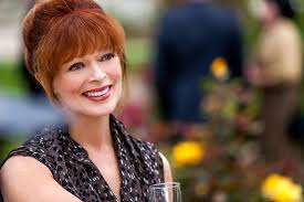 Frances Fisher, oyunculuk kariyerine tiyatro sahnelerinde başlamıştır. Actors Theatre of Louisville gibi önemli sahne topluluklarında yer alarak deneyim kazanmıştır. Tiyatro kökeni, onun oyunculuk disiplinini güçlendirmiş ve karakter çözümleme yeteneğini geliştirmiştir.