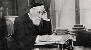 Fransız edebiyatının en önemli isimlerinden biri olan Anatole France, keskin zekâsı, eleştirel bakış açısı ve zarif anlatımıyla dünya edebiyatında kalıcı bir iz bırakmıştır. 1921 yılında Nobel Edebiyat Ödülü’ne layık görülen yazar, özellikle toplum, din ve siyaset üzerine yaptığı derinlikli analizlerle tanınır.