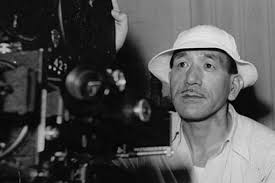 Yasujirō Ozu, 12 Aralık 1903 tarihinde Japonya’nın Tokyo şehrinde dünyaya gelmiştir. Genç yaşlarda sinemaya ilgi duyan Ozu, kariyerine Shochiku stüdyosunda başlamıştır. Burada yardımcı yönetmen olarak çalışarak sinema tekniklerini öğrenmiş ve kısa sürede kendi filmlerini yönetmeye başlamıştır.