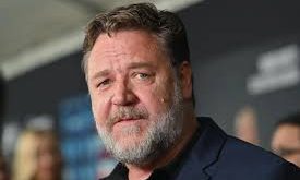 Russell Ira Crowe, 7 Nisan 1964 tarihinde Wellington’da doğmuştur. Çocukluk yıllarının bir bölümünü Sydney’de geçiren Crowe, sanatla iç içe bir ailede büyümüştür. Ailesinin film sektöründe çalışması sayesinde küçük yaşlarda set ortamıyla tanışmış ve oyunculuğa ilgi duymaya başlamıştır.