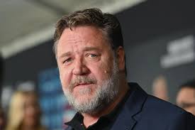 Russell Ira Crowe, 7 Nisan 1964 tarihinde Wellington’da doğmuştur. Çocukluk yıllarının bir bölümünü Sydney’de geçiren Crowe, sanatla iç içe bir ailede büyümüştür. Ailesinin film sektöründe çalışması sayesinde küçük yaşlarda set ortamıyla tanışmış ve oyunculuğa ilgi duymaya başlamıştır.