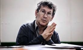 Loïc Wacquant’ın sosyolojik bakış açısı, toplumsal dışlanma, yoksulluk ve sınıf farkları üzerine yapılan geleneksel yaklaşımlardan daha kapsamlıdır. Wacquant, toplumları sadece soyut teorik çerçevelerle değil, aynı zamanda doğrudan gözlemler ve saha çalışmalarıyla anlamayı tercih etmiştir.