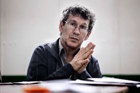 Loïc Wacquant’ın sosyolojik bakış açısı, toplumsal dışlanma, yoksulluk ve sınıf farkları üzerine yapılan geleneksel yaklaşımlardan daha kapsamlıdır. Wacquant, toplumları sadece soyut teorik çerçevelerle değil, aynı zamanda doğrudan gözlemler ve saha çalışmalarıyla anlamayı tercih etmiştir.