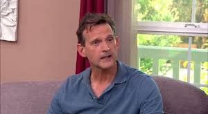 Dwier Brown, Amerikalı oyuncu olarak özellikle sinema ve televizyon dünyasında yardımcı roller ve karakter performanslarıyla tanınan bir sanatçıdır. 30 Ocak 1959 tarihinde Newark’ta doğan Brown, Hollywood’da özellikle 1980’ler ve 1990’larda aktif olarak yer almış ve çeşitli yapımlarda istikrarlı bir kariyer sürdürmüştür.