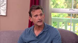 Dwier Brown, Amerikalı oyuncu olarak özellikle sinema ve televizyon dünyasında yardımcı roller ve karakter performanslarıyla tanınan bir sanatçıdır. 30 Ocak 1959 tarihinde Newark’ta doğan Brown, Hollywood’da özellikle 1980’ler ve 1990’larda aktif olarak yer almış ve çeşitli yapımlarda istikrarlı bir kariyer sürdürmüştür.