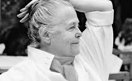 Perriand, Paris’te prestijli bir sanat ve tasarım okulunda eğitim almıştır. Eğitim sürecinde mimarlık, mobilya tasarımı ve endüstriyel tasarım konularında uzmanlaşmıştır. Bu eğitim, onun modern tasarım anlayışının temellerini atmış ve işlevselliğe dayalı estetik yaklaşımını geliştirmesine katkıda bulunmuştur.