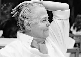 Perriand, Paris’te prestijli bir sanat ve tasarım okulunda eğitim almıştır. Eğitim sürecinde mimarlık, mobilya tasarımı ve endüstriyel tasarım konularında uzmanlaşmıştır. Bu eğitim, onun modern tasarım anlayışının temellerini atmış ve işlevselliğe dayalı estetik yaklaşımını geliştirmesine katkıda bulunmuştur.