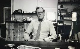 James Grauerholz, edebiyat kariyerine genç yaşta başlamıştır. Kendisini öncelikle bir yazar ve kurgucu olarak geliştiren Grauerholz, özellikle modern ve deneysel yazın alanlarında derin bir bilgiye sahipti. Burroughs’un eserlerinin üzerinde yaptığı editörlük ve kurguculuk çalışmaları, onun edebiyat dünyasında tanınmasına yardımcı olmuştur.