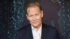 James Remar, sinema ve televizyon dünyasında uzun yıllara yayılan kariyeriyle tanınan Amerikalı aktördür. Sert, karizmatik ve çoğu zaman otoriter karakterleri canlandırmasıyla bilinen Remar, özellikle Dexter dizisindeki Harry Morgan rolüyle geniş kitleler tarafından tanınmıştır. Çok yönlü oyunculuğu sayesinde aksiyon, dram ve suç türlerinde kalıcı izler bırakmıştır.
