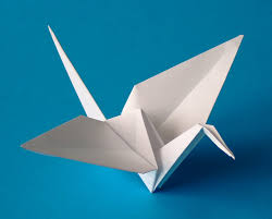 Origami, Japonya kökenli geleneksel bir kâğıt katlama sanatıdır. Japonca “ori” (katlamak) ve “kami” (kâğıt) kelimelerinin birleşiminden oluşan bu sanat, yalnızca kâğıt kullanılarak farklı figürler oluşturmayı amaçlar. Yapıştırıcı veya kesme işlemi olmadan gerçekleştirilen origami, sabır, dikkat ve yaratıcılık gerektirir.
