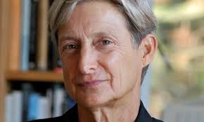 Judith Butler’ın çalışmalarının en önemli alanlarından biri, feminist teoriye yaptığı katkılardır. Feminist hareketin, kadınların toplumdaki yerini yeniden tanımlama çabalarına, Butler’ın cinsiyetin toplumsal bir inşa olduğu görüşü önemli bir teorik zemin sunmuştur.