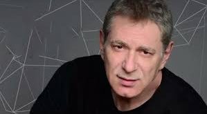 Aggelos Dionysiou, hem köklü bir müzik geleneğinin temsilcisi hem de kendi sanatsal kimliğini oluşturmuş bir yorumcudur. Efsanevi laiko sanatçısı Stratos Dionysiou’nun oğlu olan Aggelos Dionysiou, Yunan müziğinin geçmişi ile günümüzü arasında güçlü bir köprü kurmaktadır.