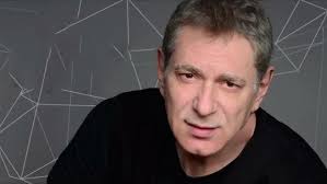Aggelos Dionysiou, hem köklü bir müzik geleneğinin temsilcisi hem de kendi sanatsal kimliğini oluşturmuş bir yorumcudur. Efsanevi laiko sanatçısı Stratos Dionysiou’nun oğlu olan Aggelos Dionysiou, Yunan müziğinin geçmişi ile günümüzü arasında güçlü bir köprü kurmaktadır.