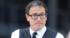 David O. Russell, sinemaya olan tutkusunu, üniversite yıllarında profesyonelleştirmeye başlamıştır. 1990'larda kısa film ve belgesel çalışmalarıyla sinema dünyasına adım atan Russell, 1996 yılında "Spanking the Monkey" adlı ilk uzun metrajlı filmini yönetmiştir. Bu film, Russell’ın karakter odaklı ve karanlık mizah anlayışını ilk kez izleyiciye tanıttığı yapım olmuştur.