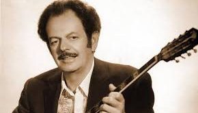 Yunan müziğinin tarihsel gelişiminde bazı isimler vardır ki yalnızca kendi dönemlerini değil, sonraki nesilleri de derinden etkiler. Bu isimlerden biri olan Vassilis Tsitsanis, hem rebetiko hem de laiko müziğin şekillenmesinde kritik rol oynamış, modern Yunan müziğinin temellerini atan en önemli sanatçılardan biri olarak kabul edilir.