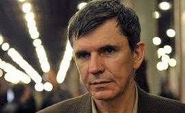 Resmî bir konservatuvar eğitiminden ziyade setlerde ve sahnede yetişen Štimac, oyunculuğunu deneyimle geliştiren nadir isimlerden biridir. Bu durum, onun performanslarına doğallık ve içtenlik kazandırmıştır.