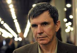 Resmî bir konservatuvar eğitiminden ziyade setlerde ve sahnede yetişen Štimac, oyunculuğunu deneyimle geliştiren nadir isimlerden biridir. Bu durum, onun performanslarına doğallık ve içtenlik kazandırmıştır.