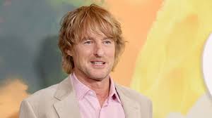 Owen Wilson’ın oyunculuk kariyeri, 1990’ların sonlarına doğru şekillenmeye başlamıştır. Özellikle Wes Anderson ile olan yakın işbirliği ve kardeşi Luke Wilson ile olan sıkı bağları, onu sinema dünyasında hızla tanınan bir isim haline getirmiştir.