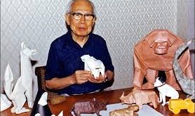 Akira Yoshizawa, modern origami sanatının kurucusu olarak kabul edilen, Japonya doğumlu ünlü bir sanatçıdır. 14 Mart 1911 tarihinde dünyaya gelen Yoshizawa, origamiyi basit bir hobi olmaktan çıkarıp uluslararası alanda tanınan bir sanat formuna dönüştürmüştür. Geliştirdiği teknikler ve eğitim yöntemleri sayesinde origami, günümüzde hem sanat hem de bilim dünyasında önemli bir yere sahiptir.