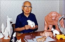 Akira Yoshizawa, modern origami sanatının kurucusu olarak kabul edilen, Japonya doğumlu ünlü bir sanatçıdır. 14 Mart 1911 tarihinde dünyaya gelen Yoshizawa, origamiyi basit bir hobi olmaktan çıkarıp uluslararası alanda tanınan bir sanat formuna dönüştürmüştür. Geliştirdiği teknikler ve eğitim yöntemleri sayesinde origami, günümüzde hem sanat hem de bilim dünyasında önemli bir yere sahiptir.