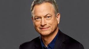 Hollywood’un saygın ve çok yönlü oyuncularından biri olan Gary Sinise, hem sinema hem de televizyon dünyasında sergilediği etkileyici performanslarla tanınır. Oyunculuğunun yanı sıra yönetmenlik ve müzisyenlik yönüyle de dikkat çeken Sinise, özellikle dramatik rollerdeki başarısıyla öne çıkmaktadır.