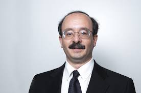 Amory Lovins, akademik kariyerine fizik ve çevre bilimleri alanında başlamış, daha sonra enerji politikaları ve sürdürülebilir kalkınma konularına yönelmiştir. Bilimsel araştırmalarını enerji tüketimi, verimlilik ve çevresel etkiler üzerine yoğunlaştırarak küresel enerji tartışmalarında önemli bir ses haline gelmiştir.