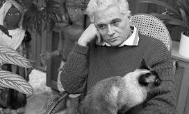 Jacques Derrida'nın edebiyat eleştirisi üzerine yaptığı katkılar da oldukça önemlidir. Derrida, metinlerin yalnızca yazarların niyetlerine veya dışsal bir gerçekliğe dayanmadığını, metnin kendi içinde bir anlam dünyası yarattığını belirtmiştir. Edebiyat metinleri, kelimelerin ve sembollerin etkileşimi yoluyla çok katmanlı bir yapıya sahiptir.