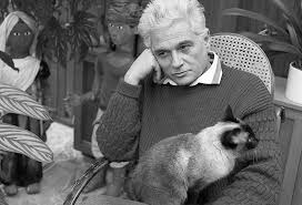 Jacques Derrida'nın edebiyat eleştirisi üzerine yaptığı katkılar da oldukça önemlidir. Derrida, metinlerin yalnızca yazarların niyetlerine veya dışsal bir gerçekliğe dayanmadığını, metnin kendi içinde bir anlam dünyası yarattığını belirtmiştir. Edebiyat metinleri, kelimelerin ve sembollerin etkileşimi yoluyla çok katmanlı bir yapıya sahiptir.