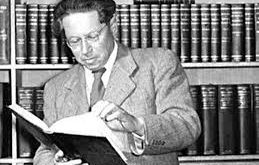 Feuchtwanger, erken dönem eserlerinde tiyatro ve roman türlerinde çalışmalar yapmıştır. 1920’lerde tarihsel romanlara yönelmiş ve dönemin toplumsal ve siyasi yapısını eserlerinde derinlemesine işlemeye başlamıştır. Nazi rejimi sırasında Almanya’dan kaçmak zorunda kalan Feuchtwanger, sürgün yıllarında Fransa ve Amerika Birleşik Devletleri’nde yaşamıştır.