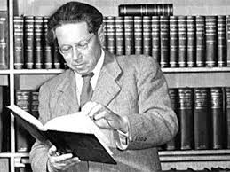 Feuchtwanger, erken dönem eserlerinde tiyatro ve roman türlerinde çalışmalar yapmıştır. 1920’lerde tarihsel romanlara yönelmiş ve dönemin toplumsal ve siyasi yapısını eserlerinde derinlemesine işlemeye başlamıştır. Nazi rejimi sırasında Almanya’dan kaçmak zorunda kalan Feuchtwanger, sürgün yıllarında Fransa ve Amerika Birleşik Devletleri’nde yaşamıştır.