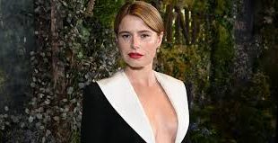 Sanata olan ilgisi doğrultusunda eğitimine yön veren Buckley, daha sonra Royal Academy of Dramatic Art (RADA) gibi prestijli bir kurumda oyunculuk eğitimi almıştır. Bu eğitim, onun profesyonel kariyerinde sağlam bir temel oluşturmuştur.