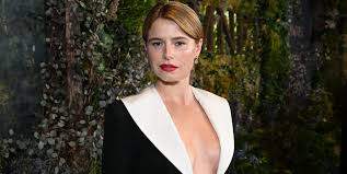 Sanata olan ilgisi doğrultusunda eğitimine yön veren Buckley, daha sonra Royal Academy of Dramatic Art (RADA) gibi prestijli bir kurumda oyunculuk eğitimi almıştır. Bu eğitim, onun profesyonel kariyerinde sağlam bir temel oluşturmuştur.