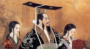 Qin Shi Huang, asıl adıyla Ying Zheng, Çin’in Savaşan Devletler Dönemi’nde Qin Krallığı’nın veliahtı olarak dünyaya geldi. Henüz 13 yaşındayken tahta çıkan Zheng, başlangıçta naipler tarafından yönetildi. Ancak genç yaşına rağmen güçlü bir karakter sergileyerek kısa sürede yönetimi tamamen ele aldı.