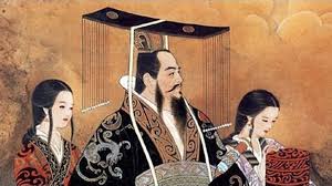 Qin Shi Huang, asıl adıyla Ying Zheng, Çin’in Savaşan Devletler Dönemi’nde Qin Krallığı’nın veliahtı olarak dünyaya geldi. Henüz 13 yaşındayken tahta çıkan Zheng, başlangıçta naipler tarafından yönetildi. Ancak genç yaşına rağmen güçlü bir karakter sergileyerek kısa sürede yönetimi tamamen ele aldı.