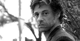 Ünel, ırkçılık ve milliyetçilik konularında son derece duyarlıydı. “Almanya’da yabancı, Türkiye’de Alamancı” gibi serzenişleri olmadığını, multi-kültürel tartışmaları anlamsız bulduğunu belirtmişti. O, insanlar arasında önyargısız bir bağ kurulması gerektiğine inanıyordu.