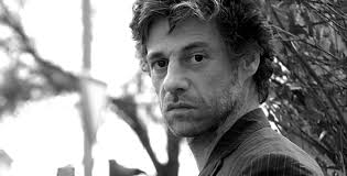 Ünel, ırkçılık ve milliyetçilik konularında son derece duyarlıydı. “Almanya’da yabancı, Türkiye’de Alamancı” gibi serzenişleri olmadığını, multi-kültürel tartışmaları anlamsız bulduğunu belirtmişti. O, insanlar arasında önyargısız bir bağ kurulması gerektiğine inanıyordu.