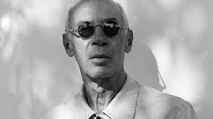 Henry Miller, 20. yüzyılın en tartışmalı ve etkileyici Amerikalı yazarlarından biridir. Edebiyat dünyasında, özellikle "tartışmalı" eserleriyle tanınan Miller, özgürlük, bireysel ifade, aşk, cinsellik ve toplum eleştirisi gibi temaları cesurca işleyerek, çağdaş edebiyatın şekillenmesinde önemli bir rol oynamıştır.