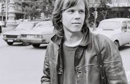 Srđan Todorović, kariyerine tiyatro sahnelerinde başlamış ve kısa sürede sinema dünyasına adım atmıştır. 1990’lı yıllarda Balkan sinemasının dikkat çeken projelerinde yer alarak geniş kitleler tarafından tanınmaya başlamıştır.