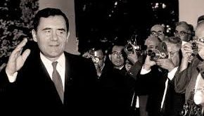 Sovyetler Birliği’nin en uzun süre görev yapan ve en etkili diplomatlarından biri olan Andrey Gromıko, Soğuk Savaş döneminde ülkesinin dış politikasını şekillendiren önemli figürlerden biridir. “Bay Hayır” (Mr. Nyet) lakabıyla da bilinen Gromıko, özellikle Batı ile yürütülen sert müzakerelerdeki kararlı tutumuyla tanınmıştır.