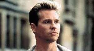 Val Kilmer, Hollywood’un en karizmatik ve çok yönlü oyuncularından biri olarak kabul edilen, güçlü sahne varlığı ve unutulmaz karakter performanslarıyla tanınan bir sinema yıldızıdır. Özellikle 1980’ler ve 1990’larda yer aldığı yapımlarla büyük bir üne kavuşan Kilmer, aksiyon, drama ve biyografi türlerinde sergilediği başarılı oyunculukla sinema tarihine adını yazdırmıştır.