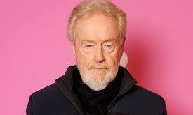 Ridley Scott’ın sinemaya olan ilgisi, genç yaşlarda başladığı görsel sanatlar eğitimi ile şekillenmiştir. 1977 yılında yönettiği The Duellists adlı filmi ile dikkatleri üzerine çeken Scott, ardından Alien (1979) ile sinemaya devrim niteliğinde bir katkı yapmıştır. Blade Runner (1982) gibi unutulmaz bilim kurgu yapımları ile de sinemanın kült klasikleri arasına adını yazdırmıştır.