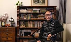 Zhao Tingyang, 1961 yılında Çin’de doğmuş ve entelektüel bir aile ortamında büyümüştür. Genç yaşlardan itibaren Çin tarihine, siyaset felsefesine ve toplumsal yapıların işleyişine ilgi göstermiştir.