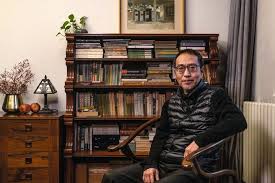 Zhao Tingyang, 1961 yılında Çin’de doğmuş ve entelektüel bir aile ortamında büyümüştür. Genç yaşlardan itibaren Çin tarihine, siyaset felsefesine ve toplumsal yapıların işleyişine ilgi göstermiştir.