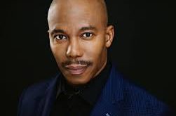 Erik King, oyunculuk kariyerine 1980’lerin sonunda televizyon ve sinema projelerinde küçük rollerle başlamıştır. İlk yıllarında polis, dedektif ve otoriter figürleri canlandırdığı rollerle dikkat çekmiştir.