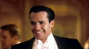 Billy Zane, karizmatik duruşu, güçlü ekran varlığı ve özellikle canlandırdığı unutulmaz antagonist rolleriyle tanınan Amerikalı sinema ve televizyon oyuncusudur. 1990’lı yıllarda yıldızı parlayan Zane, hem Hollywood yapımlarında hem de bağımsız projelerde yer alarak geniş bir kariyer yelpazesi oluşturmuştur.