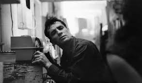 Jack Kerouac, 1969 yılında erken bir yaşta, 47 yaşında hayatını kaybetmiş olsa da, geride bıraktığı edebi miras, günümüzde hala büyük bir yankı uyandırmaktadır. “On the Road” gibi eserleri, hem gençler hem de edebiyatseverler arasında hala sıkça okunmakta ve onun yarattığı özgür düşünce biçimi günümüzde de etkisini sürdürmektedir.