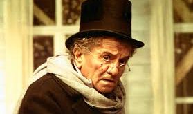 Türk tiyatro ve sinema dünyasının önemli karakter oyuncularından biri olan İsmet Ay, uzun yıllara yayılan sanat hayatı boyunca sahneye ve ekrana kazandırdığı unutulmaz rollerle Türk kültür tarihinde özel bir yer edinmiştir.