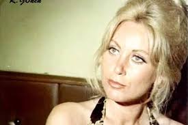 1960’lı yılların ortasında sinemaya adım atan Aydan, 1966 yılında çekilen İntikam Fırtınası filmiyle ilk kez kamera karşısına geçmiştir. Bu dönem, Yeşilçam’ın yılda yüzlerce film ürettiği ve yeni oyuncuların hızla sektöre dahil olduğu bir zaman dilimidir. Aynur Aydan da bu hızlı sistemin içinde kendine yer bulmuştur.